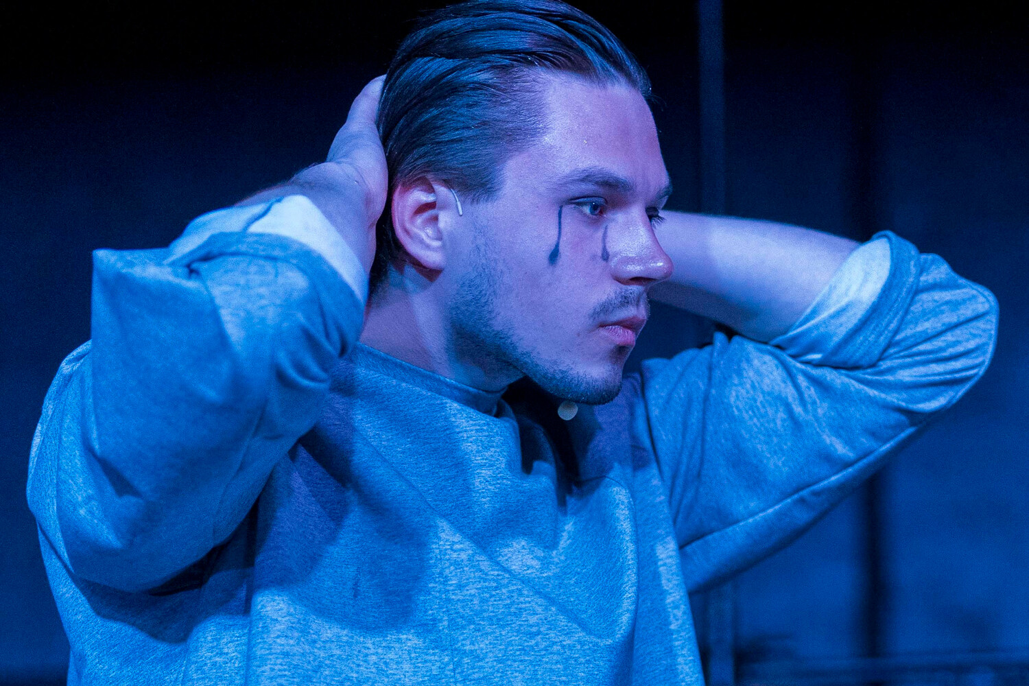 <span style="font-weight: 700;">лавина </span><span style="font-style: italic;">премьера</span>